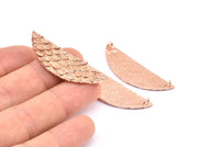 Gül Altın Yarım Ay, 1 Gül Altın Kaplama Pirinç Balık Pulu Dokulu Yarım Daire Kolye, 2 Halka (43x13,5 mm) E405