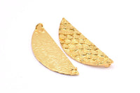 Altın Yarım Ay, 1 Altın Kaplama Pirinç Balık Pulu Dokulu Yarım Daire Kolye, 2 Halka (43x13,5 mm) E405