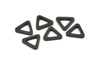 Siyah Üçgen Charm - 12 Oksitlenmiş Pirinç Siyah Üçgen (13x2mm) D0020