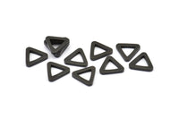 Siyah Üçgen Charm - 12 Oksitlenmiş Pirinç Siyah Üçgen (13x2mm) D0020