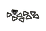 Siyah Üçgen Charm - 12 Oksitlenmiş Pirinç Siyah Üçgen (13x2mm) D0020
