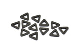 Siyah Üçgen Charm - 12 Oksitlenmiş Pirinç Siyah Üçgen (10x2mm) D0019