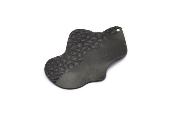 Siyah Düzensiz Tılsım, 1 Delikli 6 Oksitlenmiş Siyah Pirinç Düzensiz Tılsım, Bulgular (30x19x0,60 mm) D1047
