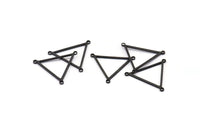 Siyah Üçgen Charm, 3 Döngülü 12 Oksitlenmiş Siyah Pirinç Üçgen Charm (21x0,9 mm) BS 2080