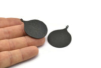 Siyah Yuvarlak Charm, Çekiçlenmiş Oksitlenmiş Siyah Pirinç Daire Kolye, 1 Halka, Bulgular (38,5x30x1 mm) BS 1963