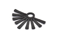 Siyah Güneş Kolye, Çekiçle Dövülmüş Oksitlenmiş Siyah Pirinç Güneş Kolye, 1 Halka (44x31x2mm) BS 1924