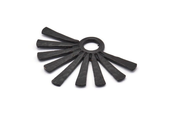 Siyah Güneş Kolye, Çekiçle Dövülmüş Oksitlenmiş Siyah Pirinç Güneş Kolye, 1 Halka (44x31x2mm) BS 1924