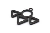 Siyah Üçgen Charm, 1 Döngülü 2 Oksitlenmiş Siyah Pirinç Üçgen Charm (27x31,5x2 mm) BS 1981