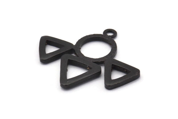 Siyah Üçgen Charm, 1 Döngülü 2 Oksitlenmiş Siyah Pirinç Üçgen Charm (27x31,5x2 mm) BS 1981