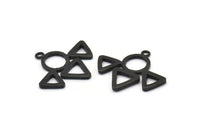 Siyah Üçgen Charm, 1 Döngülü 2 Oksitlenmiş Siyah Pirinç Üçgen Charm (27x31,5x2 mm) BS 1981