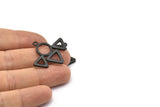 Siyah Üçgen Charm, 1 Döngülü 2 Oksitlenmiş Siyah Pirinç Üçgen Charm (27x31,5x2 mm) BS 1981