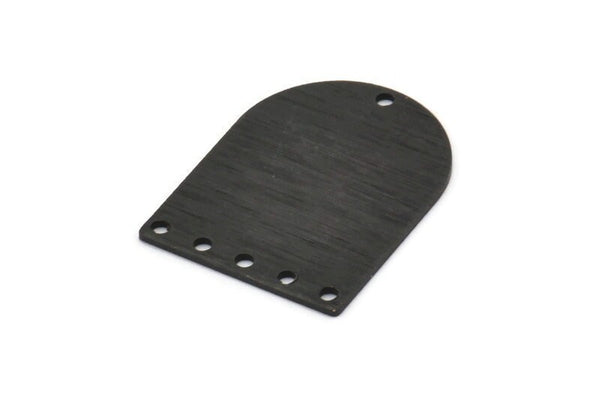 D Şeklinde Tılsım, 6 Delikli 4 Dokulu Oksitlenmiş Siyah Pirinç D Şeklinde Tılsım, Damgalama Boşlukları, Bulgular (28x21x0,80 mm) M354