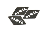 Siyah Elmas Tılsım, 1 Delikli 4 Dokulu Oksitlenmiş Siyah Pirinç Ay Tılsımı, Eşkenar Dörtgen Boşluklar (40x26x0,80 mm) M01528 Q0277