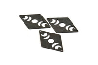 Siyah Elmas Tılsım, 2 Delikli 4 Dokulu Oksitlenmiş Siyah Pirinç Ay Tılsımı, Eşkenar Dörtgen Boşluklar (40x26x0,80 mm) M01529 Q0274