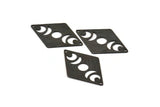 Siyah Elmas Tılsım, 2 Delikli 4 Dokulu Oksitlenmiş Siyah Pirinç Ay Tılsımı, Eşkenar Dörtgen Boşluklar (40x26x0,80 mm) M01529 Q0274