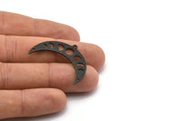Siyah Ay Tılsımı, 1 Döngü ve 2 Delikli 6 Dokulu Oksitlenmiş Siyah Pirinç Ay Evreleri Tılsımı (36x12x0,80 mm) M01455