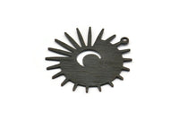 Siyah Güneş Tılsımı, 1 Döngülü 4 Dokulu Oksitlenmiş Siyah Pirinç Güneş ve Hilal Tılsımı, Bulgular (29x28x0,80 mm) M02008