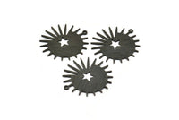 Siyah Güneş Tılsımı, 1 Döngülü 4 Dokulu Oksitlenmiş Siyah Pirinç Güneş ve Yıldız Tılsımı, Bulgular (29x28x0,80 mm) M02007