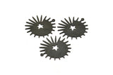 Siyah Güneş Tılsımı, 1 Döngülü 4 Dokulu Oksitlenmiş Siyah Pirinç Güneş ve Yıldız Tılsımı, Bulgular (29x28x0,80 mm) M02007