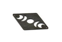 Siyah Elmas Tılsım, 2 Delikli 4 Dokulu Oksitlenmiş Siyah Pirinç Ay Tılsımı, Eşkenar Dörtgen Boşluklar (40x26x0,80 mm) M01529 Q0274