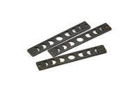 Siyah Dikdörtgen Charm, 1 Delikli 10 Çekiçlenmiş Oksitlenmiş Siyah Pirinç Ay Evreleri Charm'ı, Damgalama Boşlukları (40x6x0,80 mm) M01514