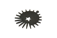 Siyah Güneş Tılsımı, 1 Döngülü 4 Dokulu Oksitlenmiş Siyah Pirinç Güneş ve Yıldız Tılsımı, Bulgular (29x28x0,80 mm) M02006