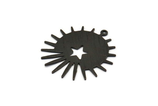 Siyah Güneş Tılsımı, 1 Döngülü 4 Dokulu Oksitlenmiş Siyah Pirinç Güneş ve Yıldız Tılsımı, Bulgular (29x28x0,80 mm) M02006