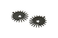 Siyah Güneş Tılsımı, 1 Döngülü 4 Dokulu Oksitlenmiş Siyah Pirinç Güneş ve Yıldız Tılsımı, Bulgular (29x28x0,80 mm) M02006