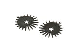 Siyah Güneş Tılsımı, 1 Döngülü 4 Dokulu Oksitlenmiş Siyah Pirinç Güneş ve Yıldız Tılsımı, Bulgular (29x28x0,80 mm) M02006