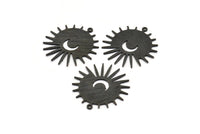 Siyah Güneş Tılsımı, 1 Döngülü 4 Dokulu Oksitlenmiş Siyah Pirinç Güneş ve Hilal Tılsımı, Bulgular (29x28x0,80 mm) M02009