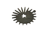 Siyah Güneş Tılsımı, 1 Döngülü 4 Dokulu Oksitlenmiş Siyah Pirinç Güneş ve Yıldız Tılsımı, Bulgular (29x28x0,80 mm) M02007