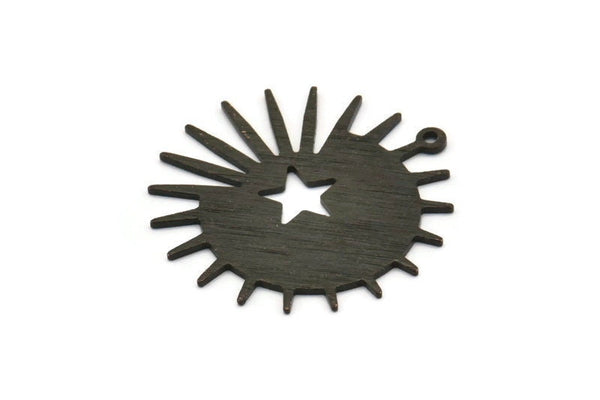 Siyah Güneş Tılsımı, 1 Döngülü 4 Dokulu Oksitlenmiş Siyah Pirinç Güneş ve Yıldız Tılsımı, Bulgular (29x28x0,80 mm) M02007