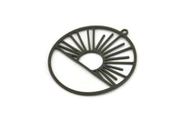 Siyah Yuvarlak Charm, 4 Oksitlenmiş Siyah Pirinç Yükselen Güneş Desenli Yuvarlak Şekilli Charm, 1 Döngülü, Charm Kolye Uçları (37x35x0,60 mm) A5174