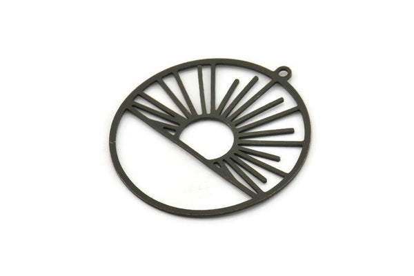 Siyah Yuvarlak Charm, 4 Oksitlenmiş Siyah Pirinç Yükselen Güneş Desenli Yuvarlak Şekilli Charm, 1 Döngülü, Charm Kolye Uçları (37x35x0,60 mm) A5174