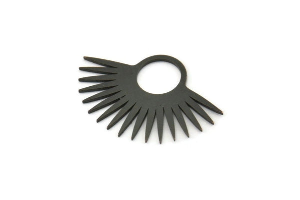 Siyah Güneş Tılsımı, 12 Oksitlenmiş Siyah Pirinç Güneş Tılsımı, Kolye Uçları, Bulgular (23x15x0,60 mm) A3876