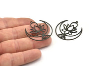 Siyah Lotus Tılsımı, 4 Oksitlenmiş Siyah Pirinç Lotus Çiçeği ve Hilal Desenli Tılsım, 1 Döngü, Bulgular (34x33x0,60 mm) A5133