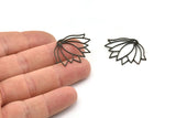 Siyah Çiçek Tılsımı, 1 Delikli 8 Oksitlenmiş Siyah Pirinç Lotus Çiçeği Tılsımı, Bulgular (34x23x0,60 mm) A3959 H0987