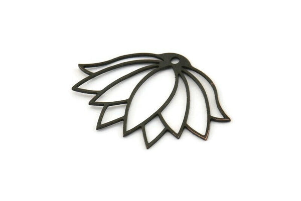 Siyah Çiçek Tılsımı, 1 Delikli 8 Oksitlenmiş Siyah Pirinç Lotus Çiçeği Tılsımı, Bulgular (34x23x0,60 mm) A3959 H0987