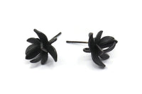 Siyah Çiçek Küpe, 1 Halkalı 2 Oksitlenmiş Siyah Pirinç Çiçek Küpe (15x14 mm) N1204