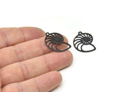 Siyah Kabuk Charm, 1 Halkalı 8 Oksitlenmiş Siyah Pirinç Salyangoz Kabuğu Şeklinde Charm, Küpe Parçaları (26x18x0,60 mm) A3532