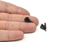 Siyah Çiçek Tılsımı, 1 Döngülü 4 Oksitlenmiş Siyah Pirinç Çiçek Tılsımı, Bulgular (14x10mm) N1234