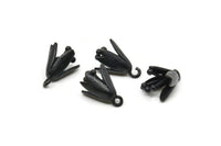 Siyah Çiçek Tılsımı, 1 Döngülü 4 Oksitlenmiş Siyah Pirinç Çiçek Tılsımı, Bulgular (14x10mm) N1234