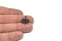 Siyah Güneş Charm, 8 Oksitlenmiş Siyah Pirinç Hilal ve Yıldız Desenli Güneş Şeklinde Charm, 1 Döngülü (22x18x0,60 mm) A3992