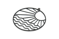 Siyah Yuvarlak Charm, Oksitlenmiş Siyah Pirinç Yükselen Güneş ve Dalgalı Desenli Yuvarlak Şekilli Charmlar, 1 Döngü, Bulgular (41x39x0,60 mm) A6544