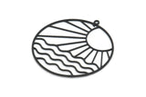 Siyah Yuvarlak Charm, Oksitlenmiş Siyah Pirinç Yükselen Güneş ve Dalgalı Desenli Yuvarlak Şekilli Charmlar, 1 Döngü, Bulgular (41x39x0,60 mm) A6544