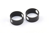 Siyah Daire Charm, 2 Delikli 6 Oksitlenmiş Pirinç Siyah Daire (17x8x0,5 mm) BS 1777 S686